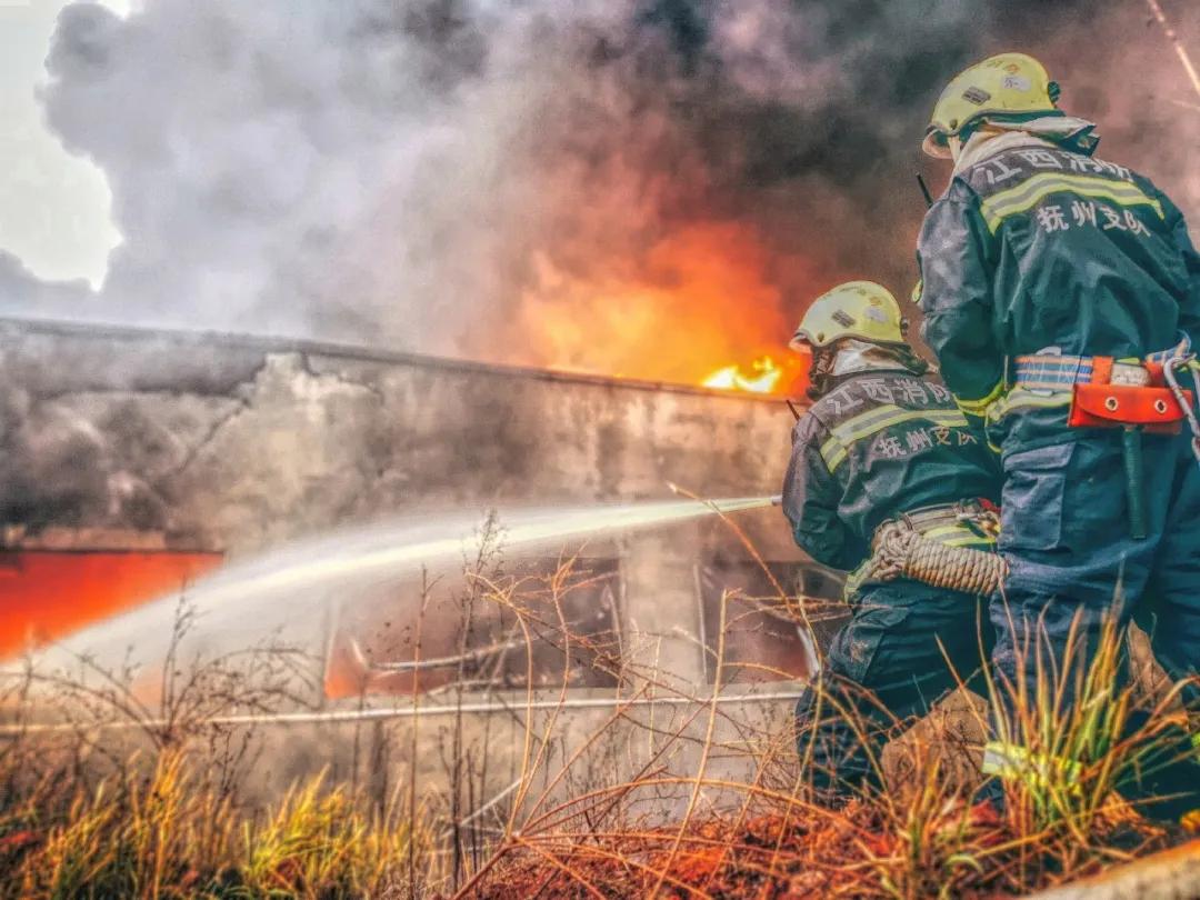 消防員在滅火搶險救援中的自我防護